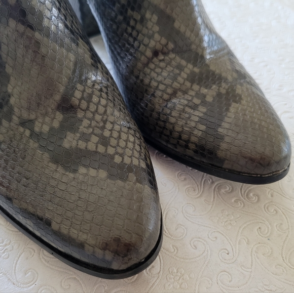 Calvin Klein Fiona Black/Army Green Snake Embossed block heel Bootie Women's 8.5 - Picture 4 of 11